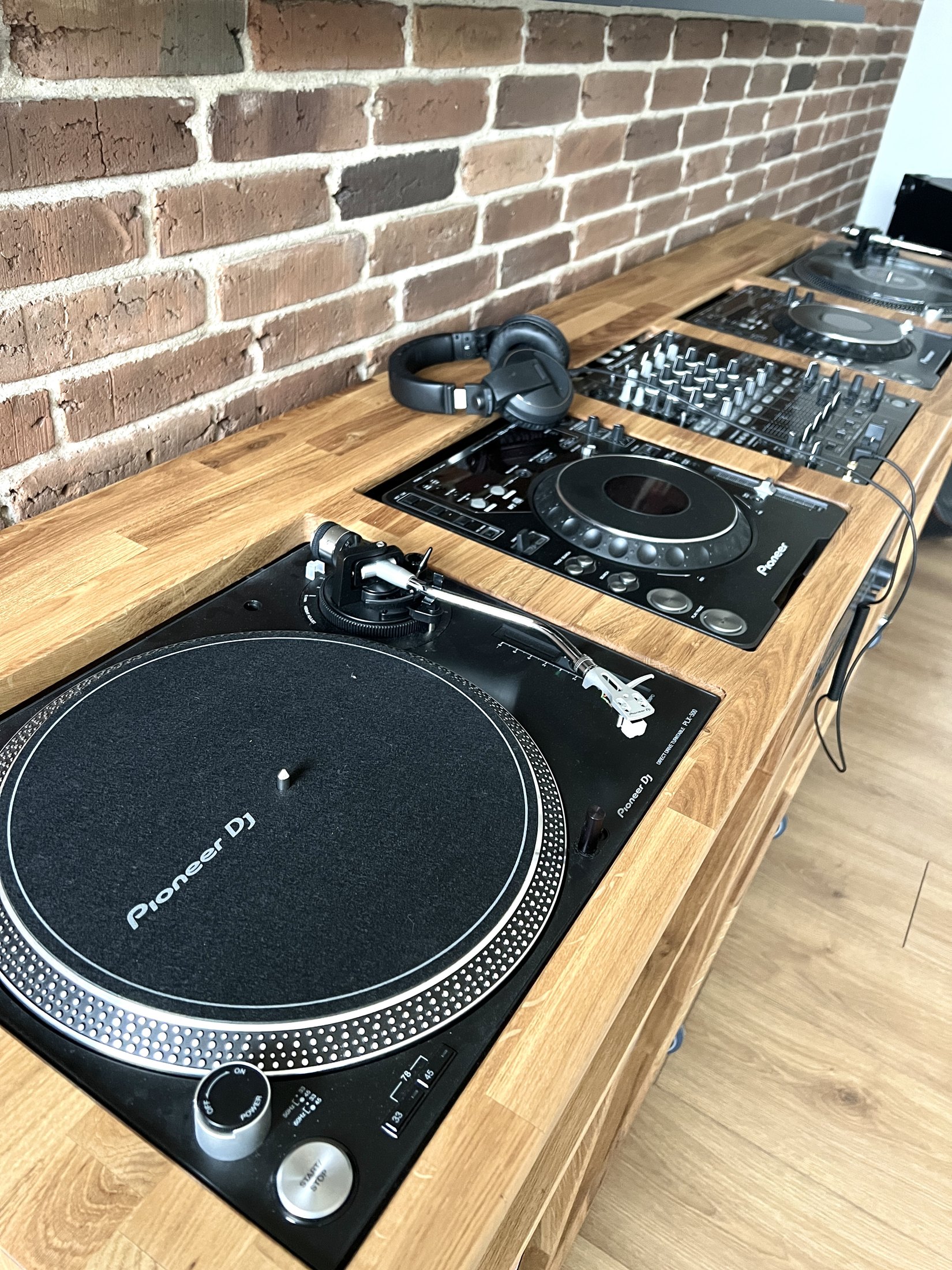 Detalje af pladespiller og mixer integreret i den kundetegnede DJ-pult