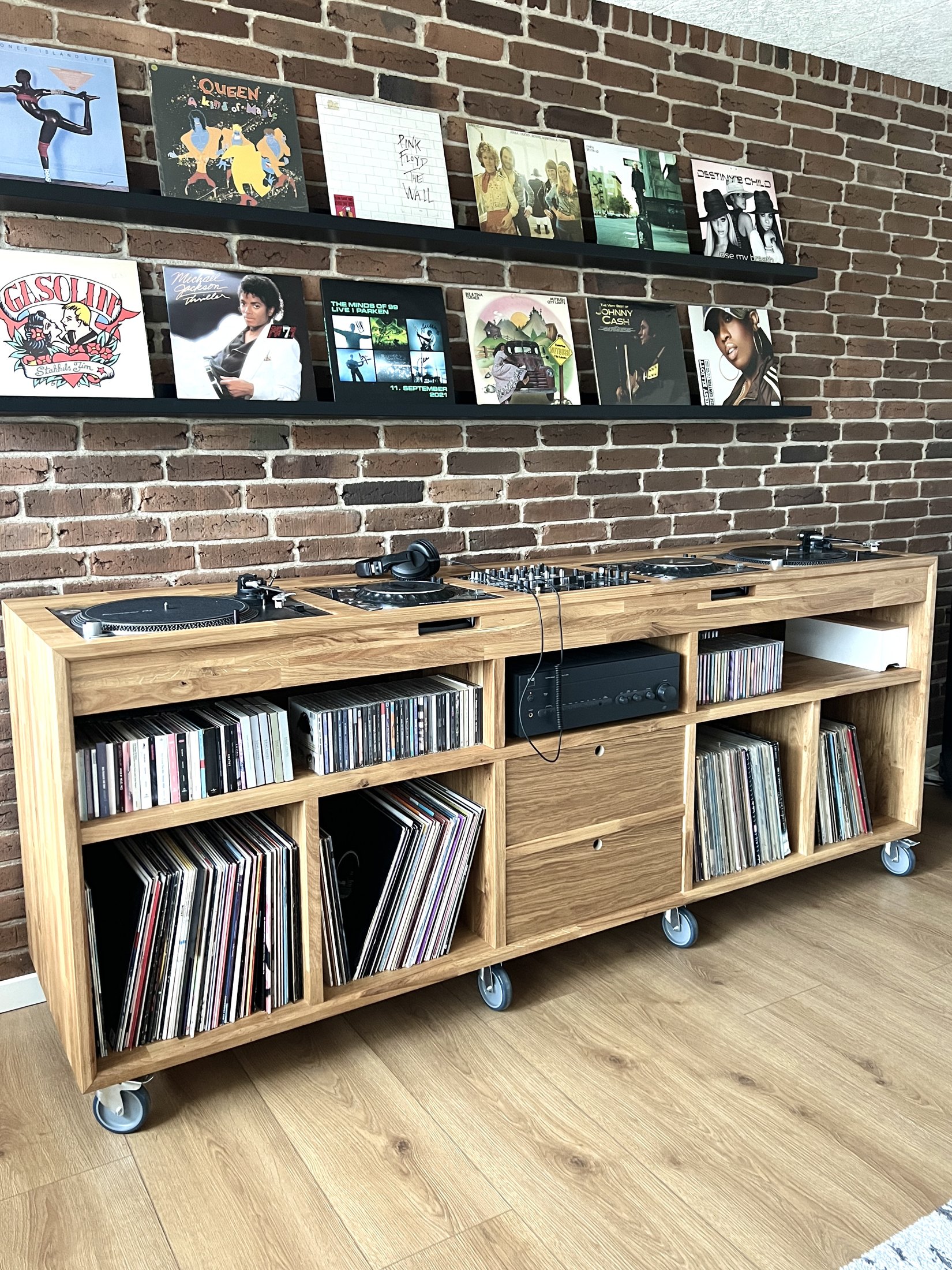 Kundetegnet DJ-pult fremstillet af Ballentin Design i egetræ